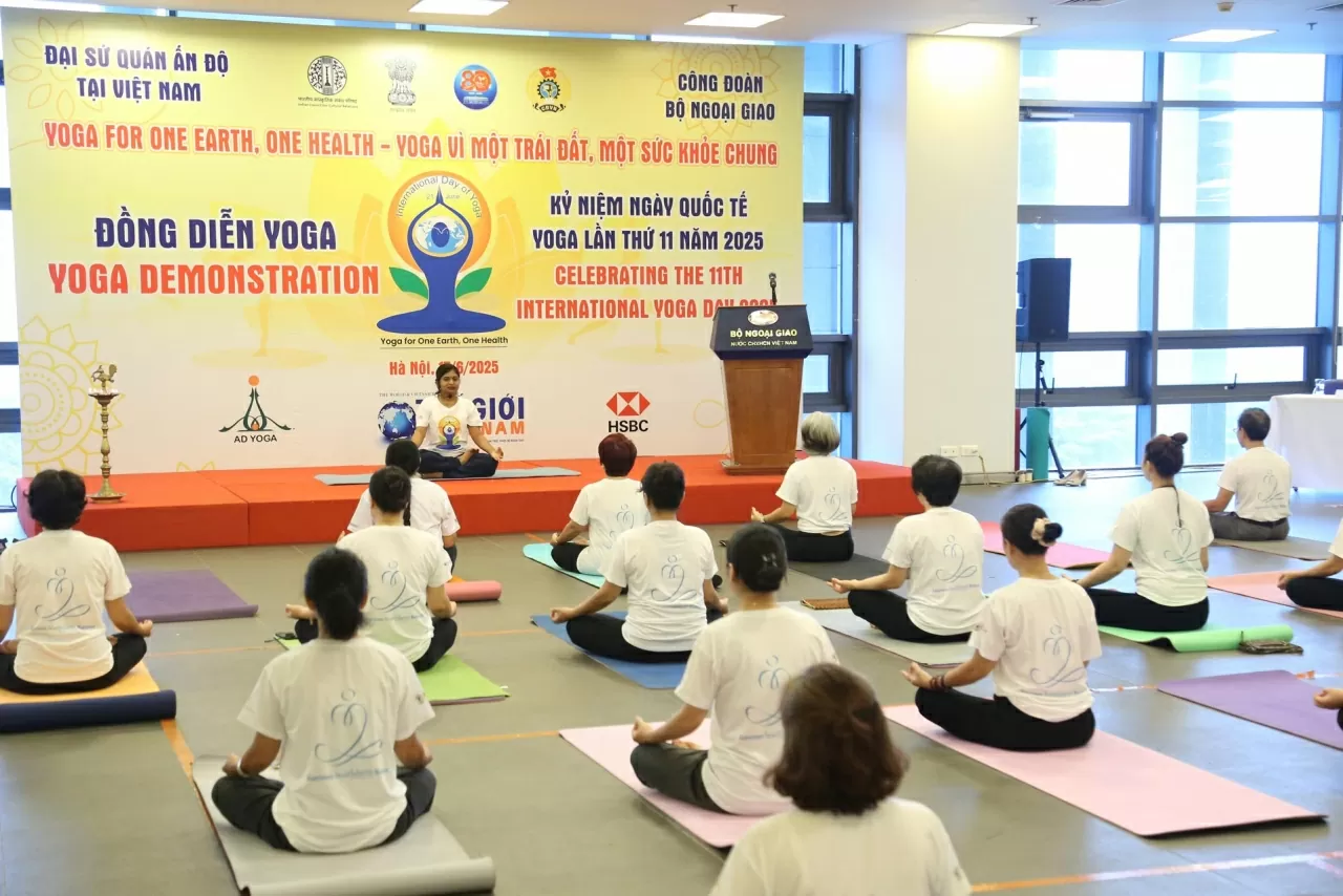 Đồng diễn Yoga nhân Ngày Quốc tế Yoga lần thứ 11 với chủ đề: Yoga vì một trái đất, một sức khỏe chung. (Ảnh: Thành Long) Đồng diễn Yoga nhân Ngày Quốc tế Yoga lần thứ 11 với chủ đề: Yoga vì một trái đất, một sức khỏe chung. (Ảnh: Thành Long)