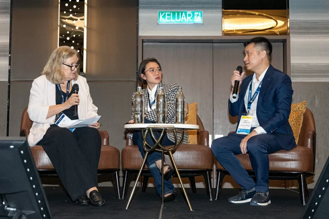 Nhà báo Hoàng Nhật