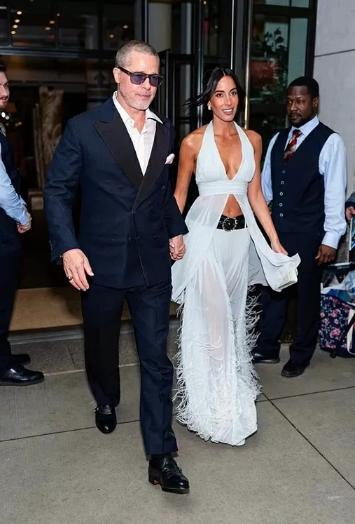 Brad Pitt nắm tay bạn gái, nhà thiết kế trang sức Ines de Ramon, rời khách sạn tới rạp chiếu để quảng bá bộ phim mới của anh. Theo Daily Mail, Ines, 32 tuổi, gây ấn tượng trong bộ trang phục màu trắng lấy cảm hứng cô dâu. Bộ đồ của Ines kết hợp giữa áo xẻ tà với váy dài mỏng đính lông vũ.