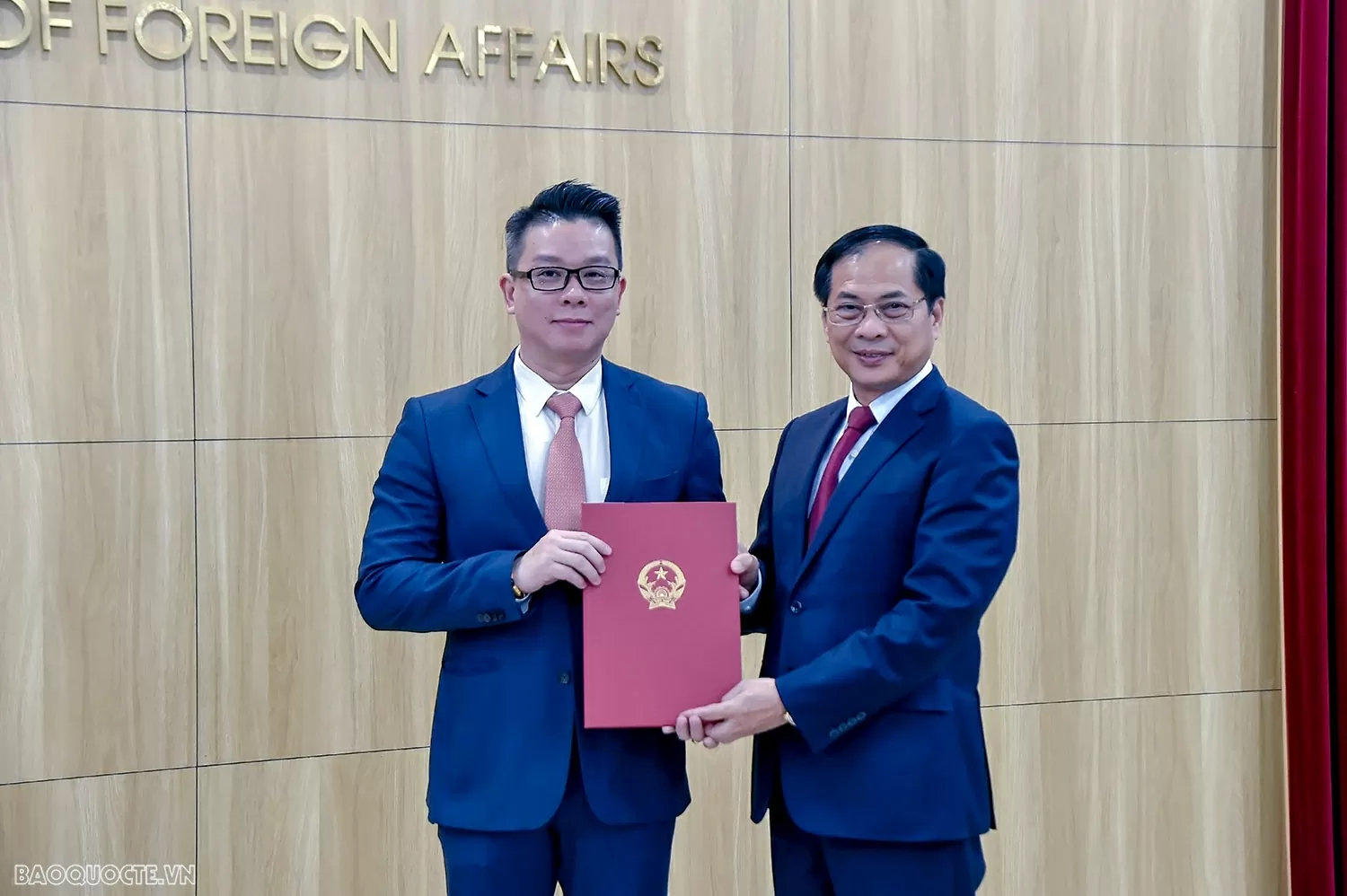 Phó Thủ tướng, Bộ trưởng Ngoại giao Bùi Thanh Sơn trao quyết định bổ nhiệm Tổng lãnh sự Việt Nam tại Nga và Campuchia