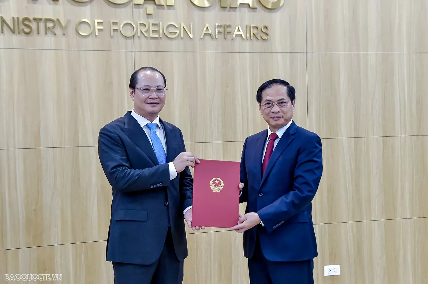 Phó Thủ tướng, Bộ trưởng Ngoại giao Bùi Thanh Sơn trao quyết định bổ nhiệm Tổng lãnh sự Việt Nam tại Nga và Campuchia