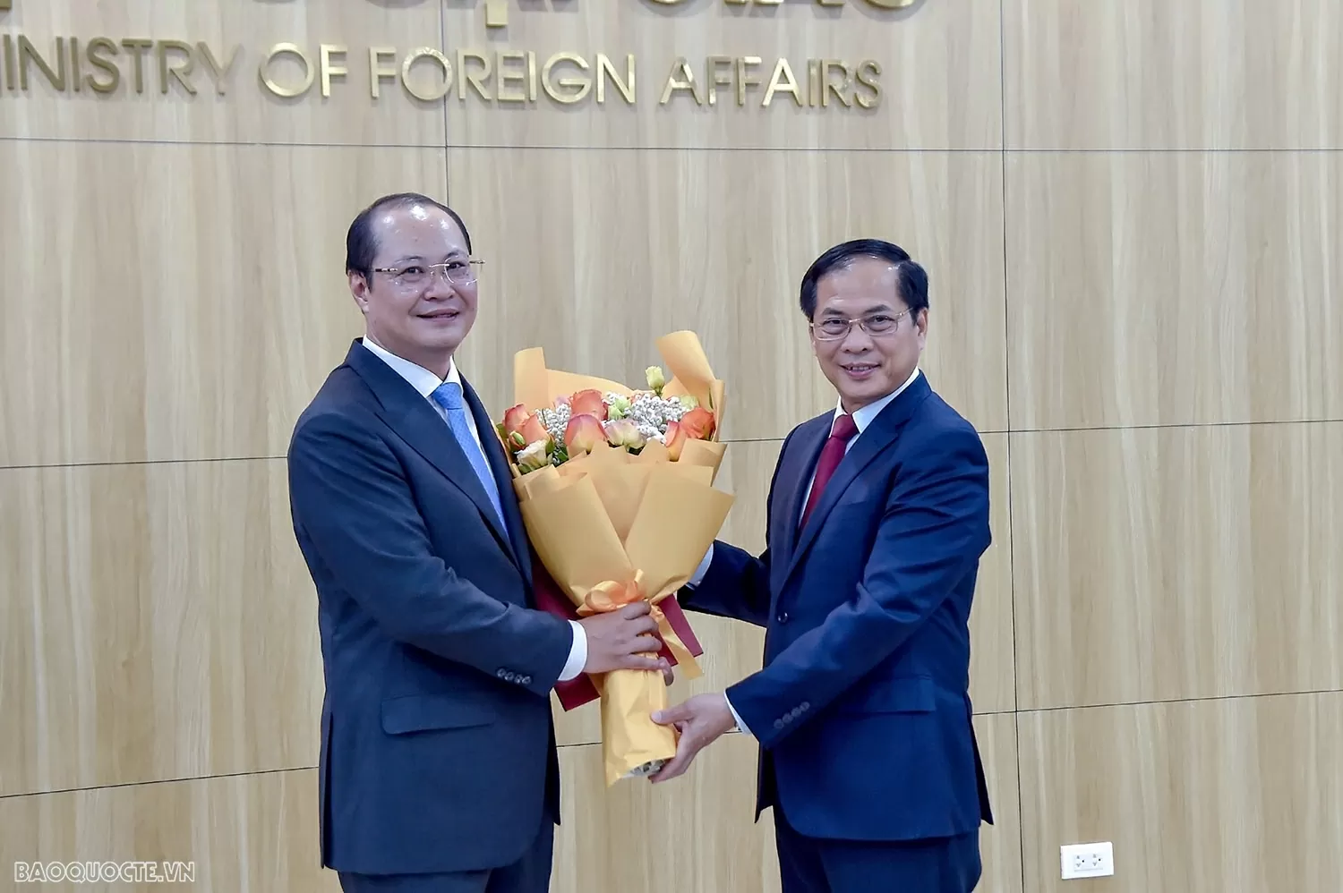 Phó Thủ tướng, Bộ trưởng Ngoại giao Bùi Thanh Sơn trao quyết định bổ nhiệm Tổng lãnh sự Việt Nam tại Nga và Campuchia
