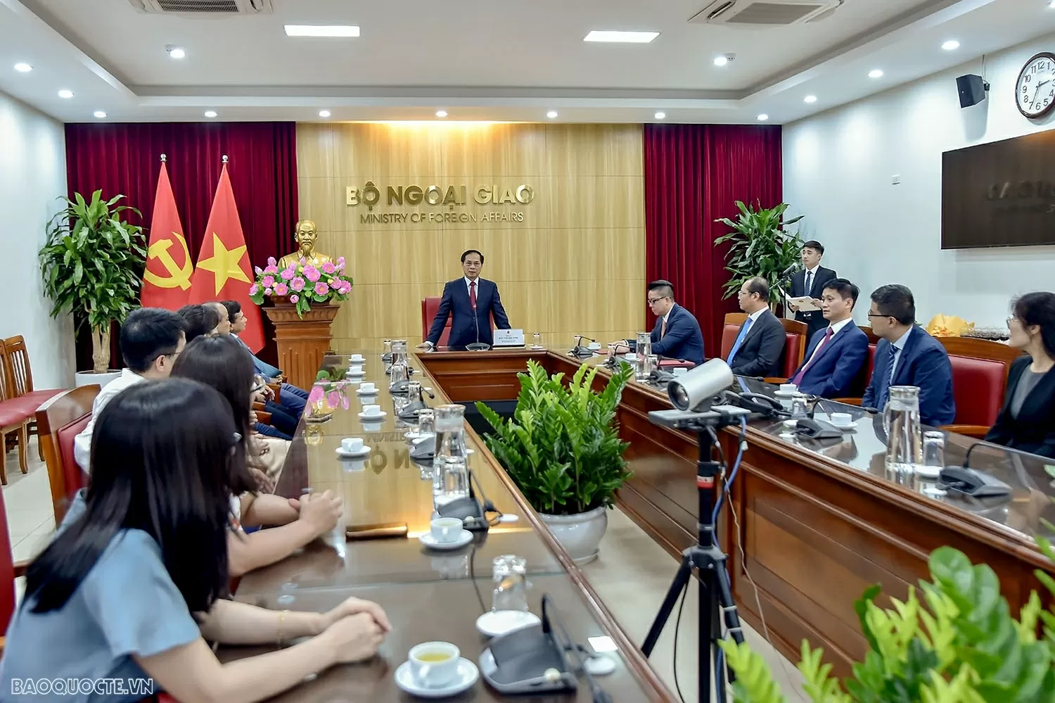 Phó Thủ tướng, Bộ trưởng Ngoại giao Bùi Thanh Sơn trao quyết định bổ nhiệm Tổng lãnh sự Việt Nam tại Nga và Campuchia