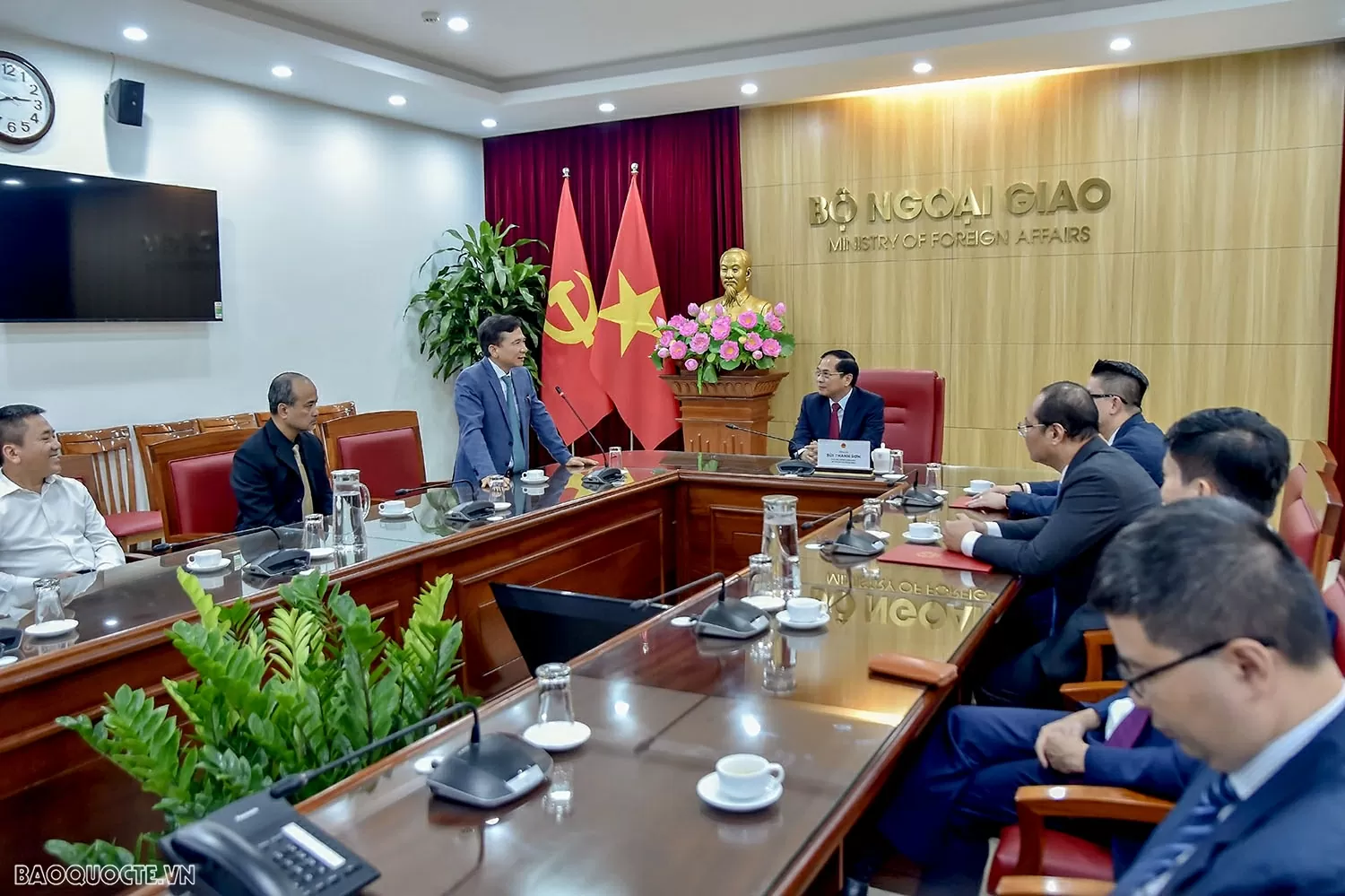 Phó Thủ tướng, Bộ trưởng Ngoại giao Bùi Thanh Sơn trao quyết định bổ nhiệm Tổng lãnh sự Việt Nam tại Nga và Campuchia