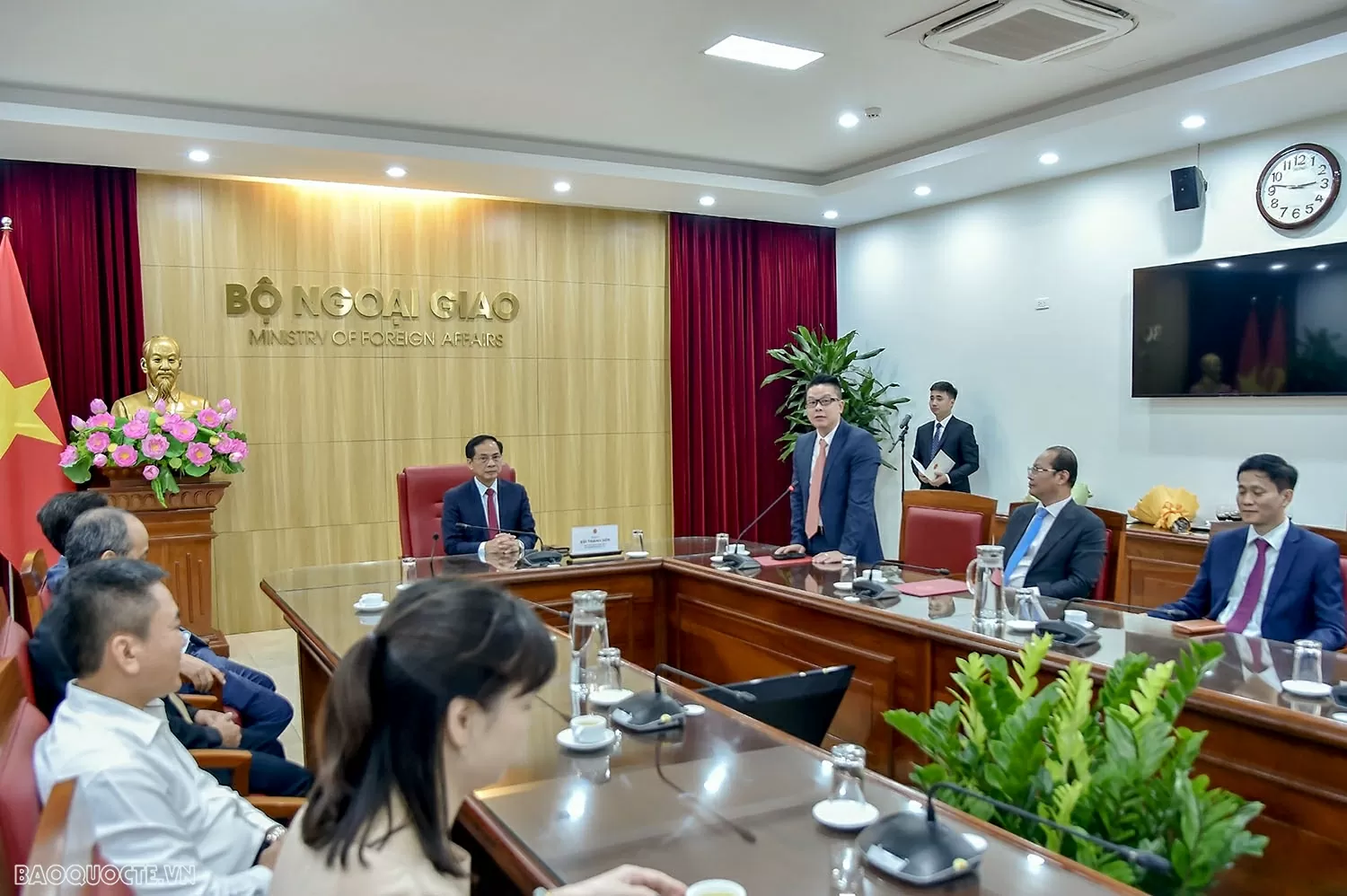 Phó Thủ tướng, Bộ trưởng Ngoại giao Bùi Thanh Sơn trao quyết định bổ nhiệm Tổng lãnh sự Việt Nam tại Nga và Campuchia