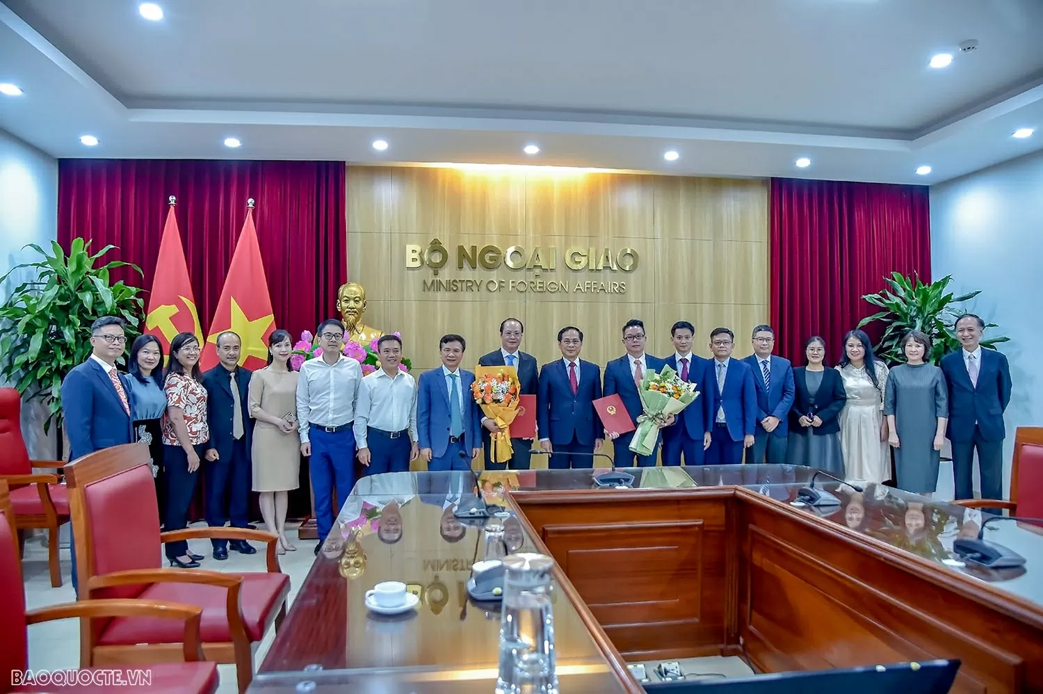 Phó Thủ tướng, Bộ trưởng Ngoại giao Bùi Thanh Sơn trao quyết định bổ nhiệm Tổng lãnh sự Việt Nam tại Nga và Campuchia