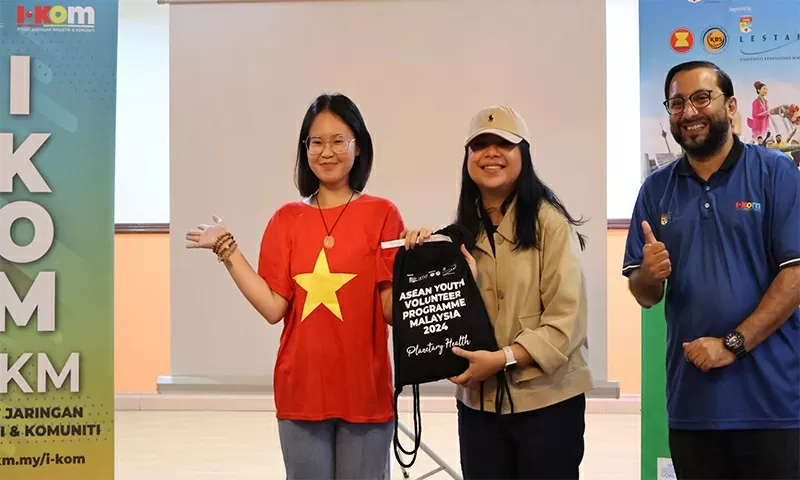 Thảo My (áo đỏ) trong chuyến hành trình tình nguyện tại Malaysia. Thảo My (áo đỏ) trong chuyến hành trình tình nguyện tại Malaysia.