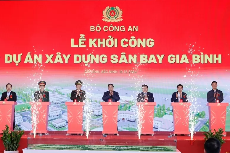 Thủ tướng Phạm Minh Chính và các đại biểu thực hiện nghi thức khởi công dự án xây dựng sân bay Gia Bình tháng 12/2024. (Nguồn: VGP)