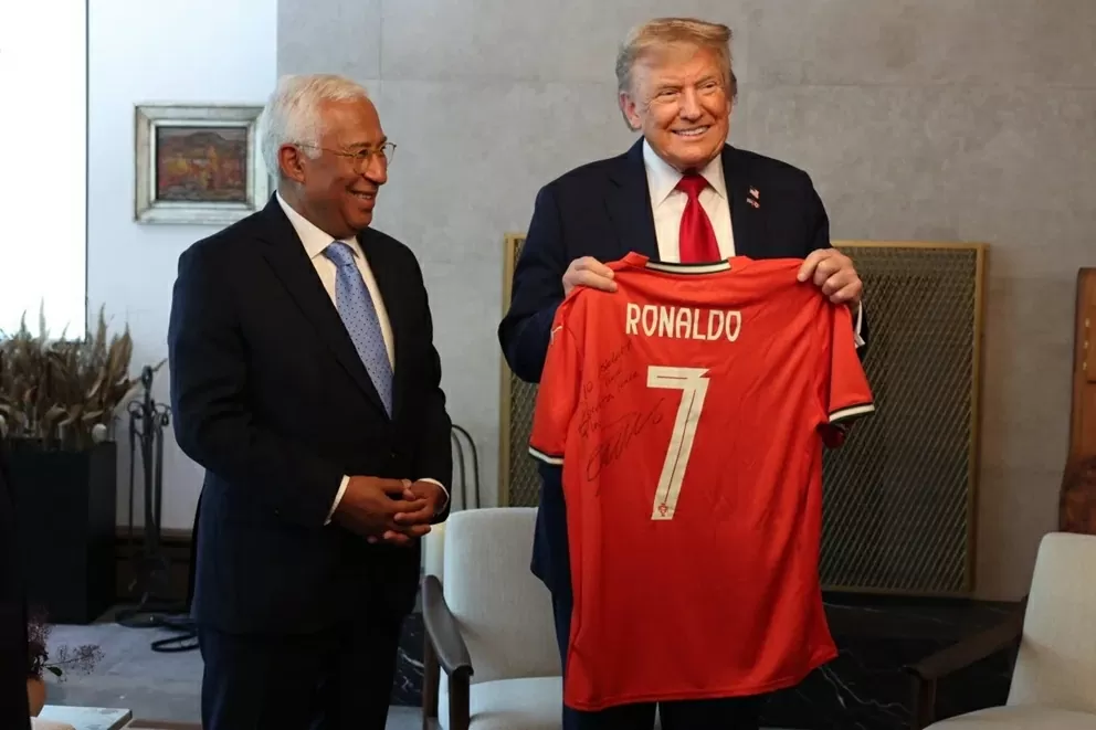 Ronaldo tặng áo kèm một thông điệp tới Tổng thống Mỹ