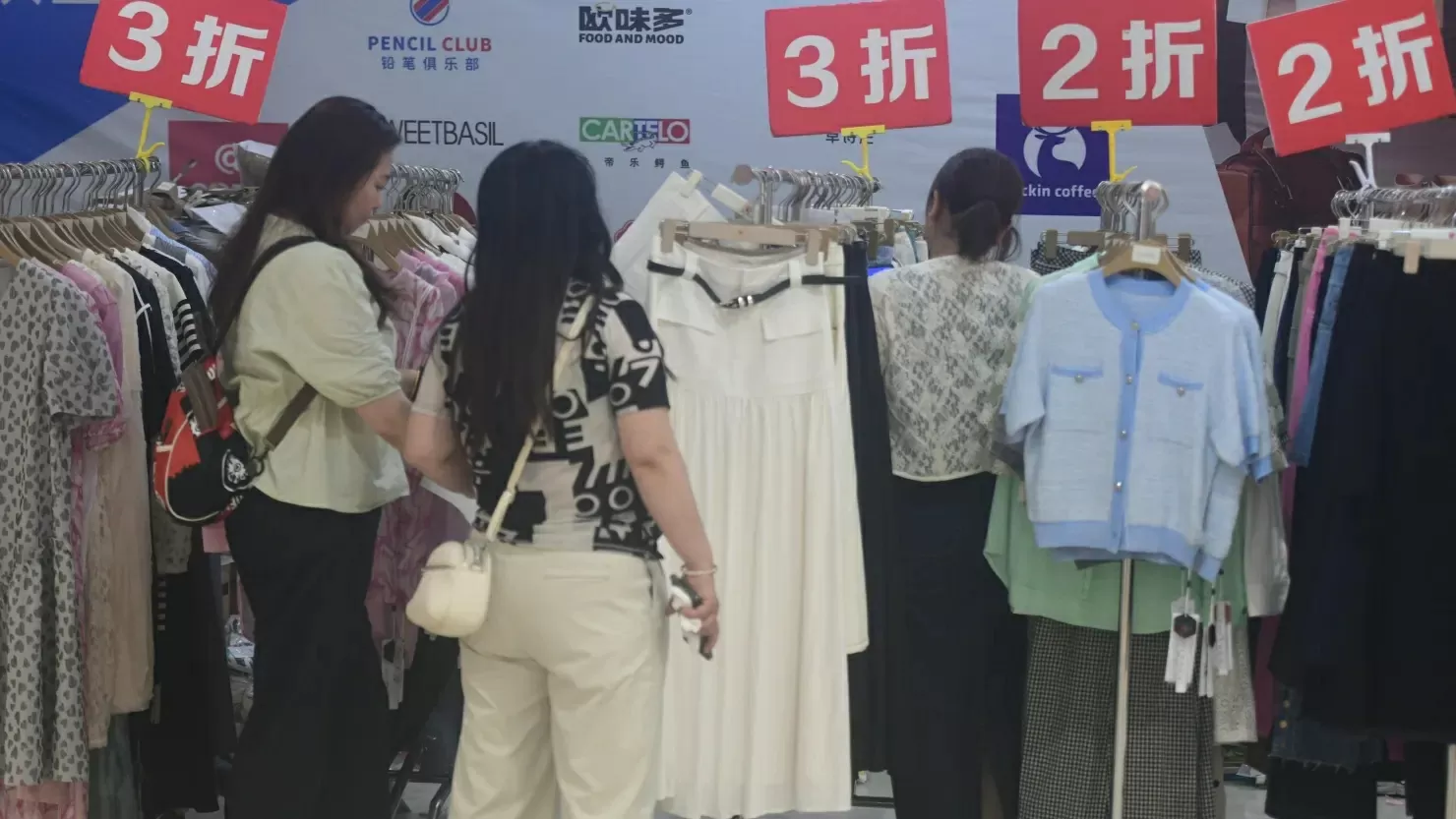 Vì sao người tiêu dùng Trung Quốc vẫn 'thắt chặt hầu bao'?