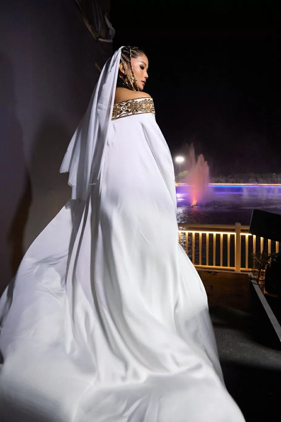 Hoa hậu H'Hen Niê gây ấn tượng với bộ đầm phom dáng rộng, đuôi váy dài của nhà thiết kế Lê Thanh Hòa. Hoa hậu H'Hen Niê gây ấn tượng với bộ đầm phom dáng rộng, đuôi váy dài của nhà thiết kế Lê Thanh Hòa.