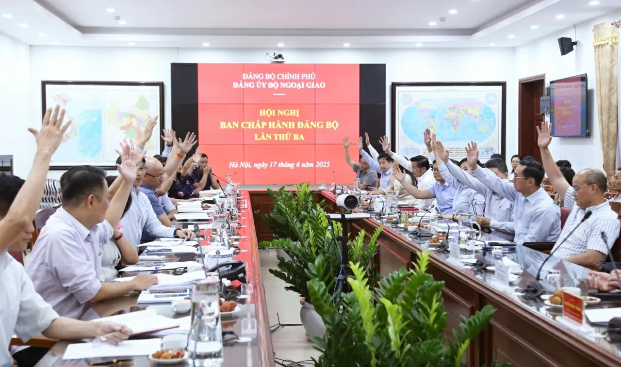 Các đại biểu đã tiến hành thảo luận, trao đổi, xem xét, biểu quyết thông qua các Đề án về công tác nhân sự. (Ảnh: Thành Long)