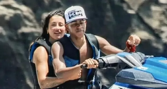 Yamal nghỉ mát với cựu tiếp viên hàng không 30 tuổi