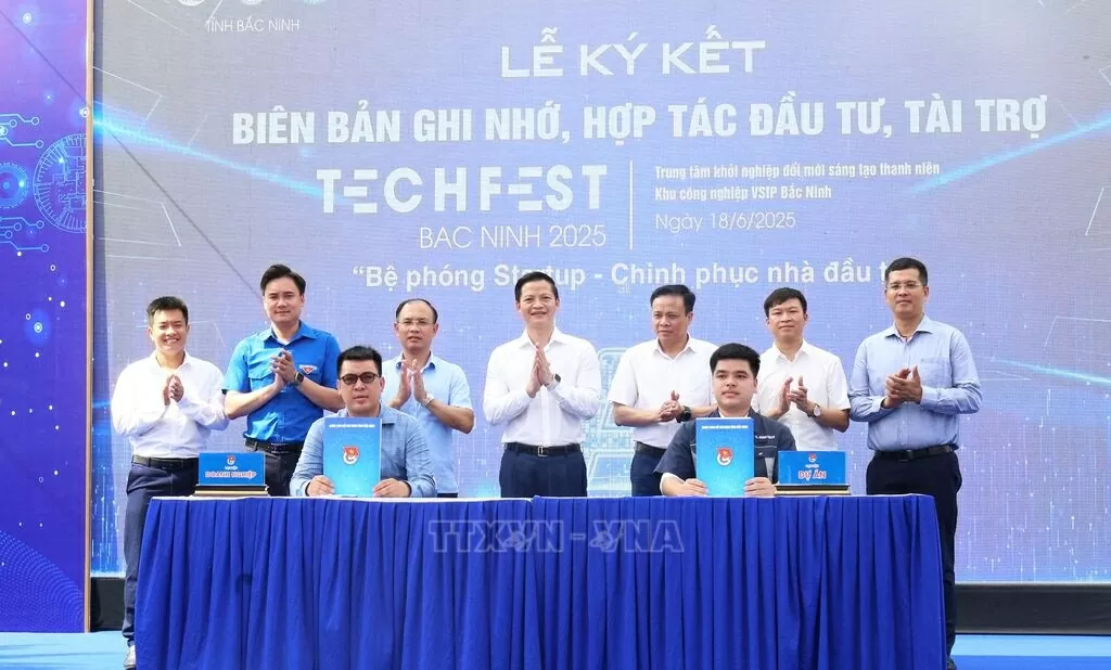 Các đại biểu chứng kiến Lễ ký kết tài trợ cho các dự án. (Nguồn: TTXVN)