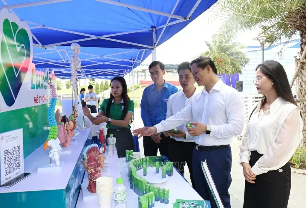 Đại biểu tham quan các dự án tại Ngày hội. (Nguồn: TTXVN)