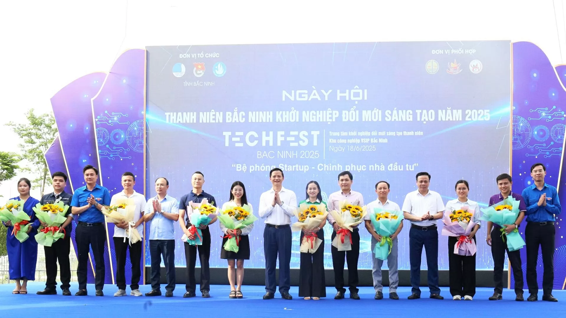 Chủ tịch UBND tỉnh Vương Quốc Tuấn cùng các lãnh đạo tặng hoa đại diện các nhóm dự án công nghệ và khởi nghiệp tiêu biểu. (Nguồn: Thương hiệu và Công luận) Chủ tịch UBND tỉnh Vương Quốc Tuấn cùng các lãnh đạo tặng hoa đại diện các nhóm dự án công nghệ và khởi nghiệp tiêu biểu. (Nguồn: Thương hiệu và Công luận)