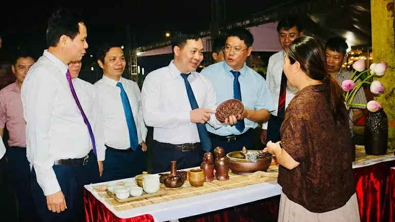 Các đại biểu và du khách đi thăm các gian hàng. (Nguồn: Nhân dân)