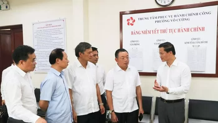 Phó Chủ nhiệm Ủy ban Kiểm tra Trung ương Hoàng Văn Trà, Chủ tịch UBND tỉnh Vương Quốc Tuấn kiểm tra hoạt động tại Trung tâm Phục vụ hành chính công phường Võ Cường, thành phố Bắc Ninh