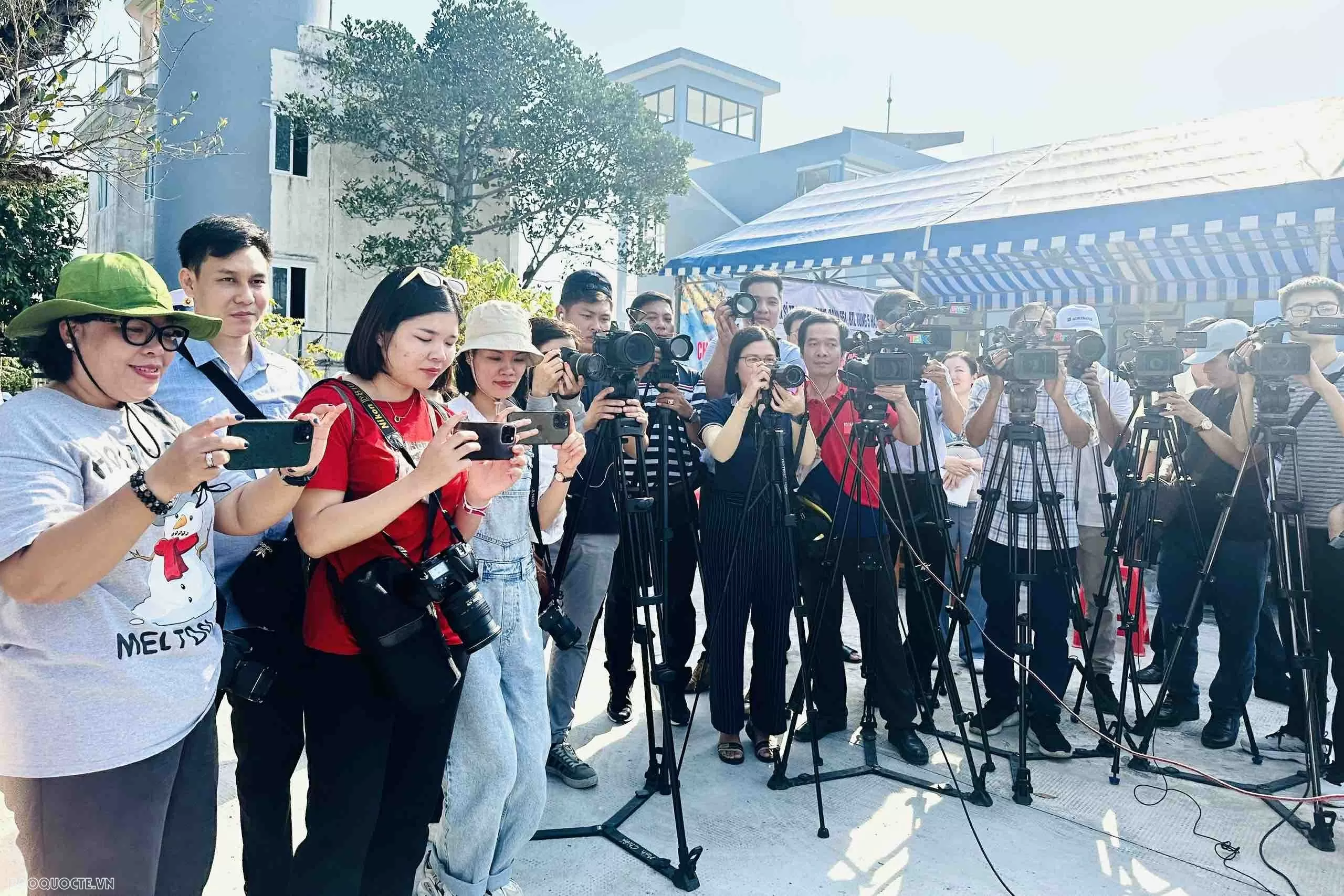 Báo chí - người bạn đồng hành của Vùng 5 Hải quân