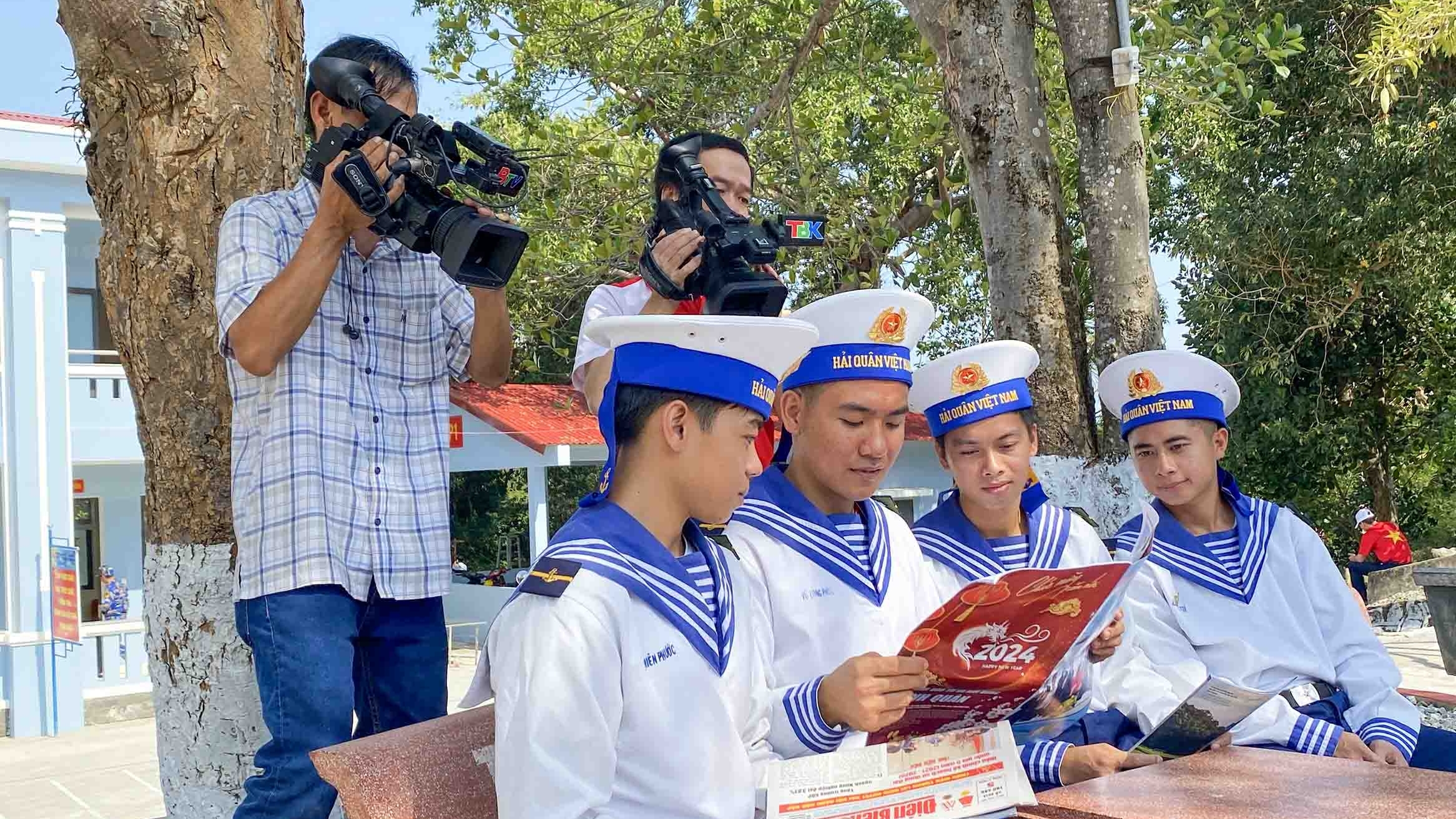 bao chi nguoi ban dong hanh cua vung 5 hai quan