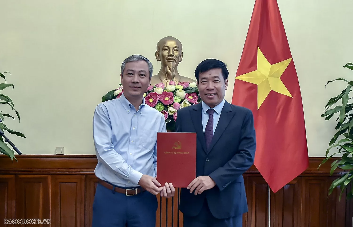 Bộ Ngoại giao trao quyết định bổ nhiệm, điều động cán bộ lãnh đạo, quản lý