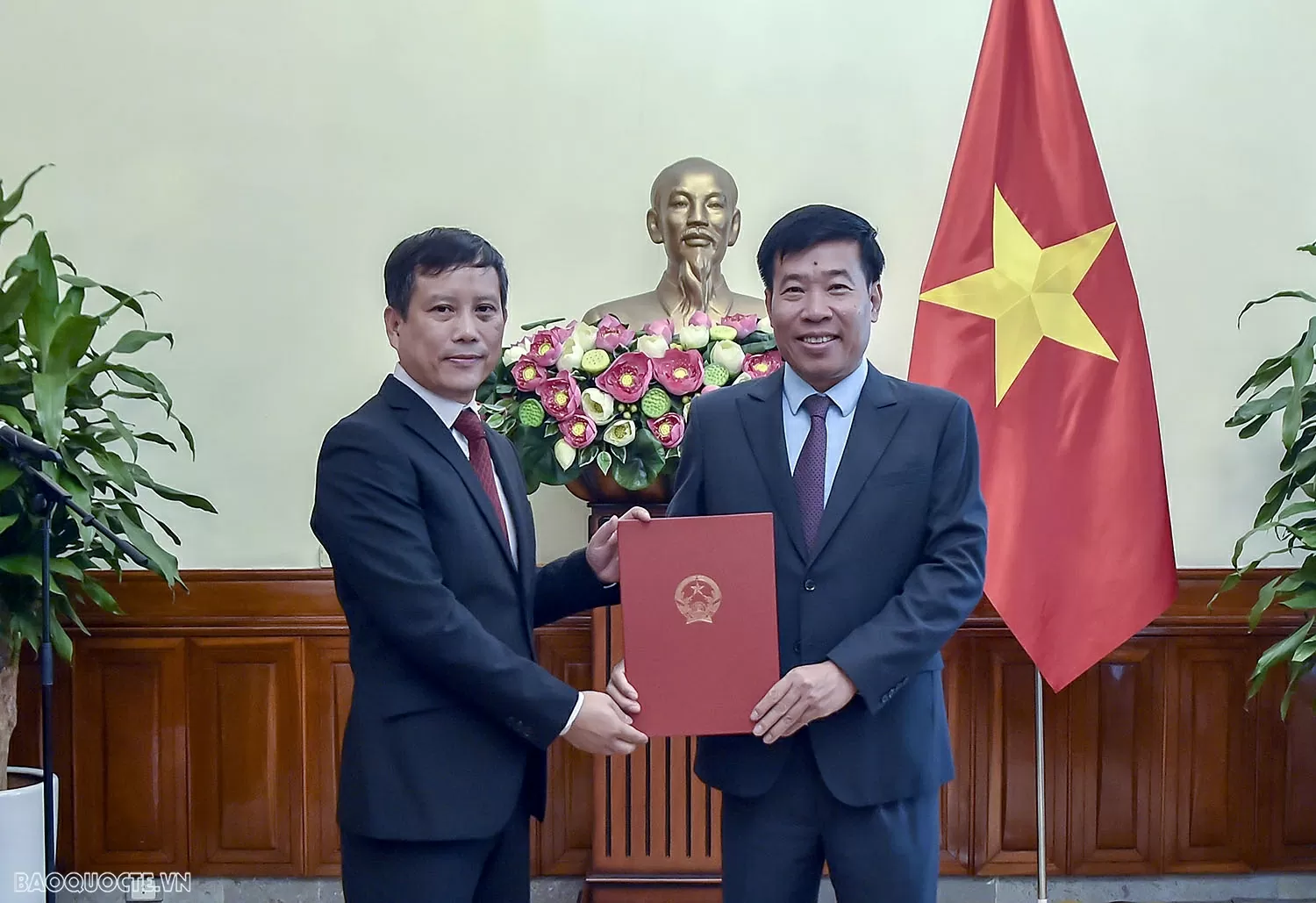 Bộ Ngoại giao trao quyết định bổ nhiệm, điều động cán bộ lãnh đạo, quản lý