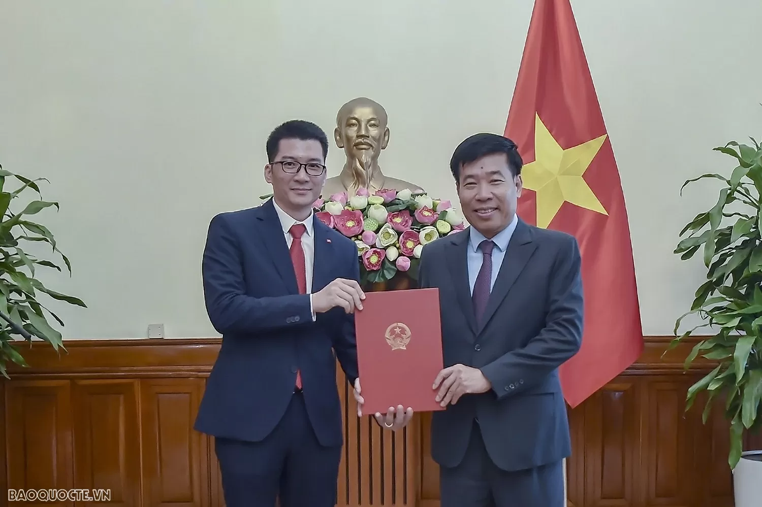 Bộ Ngoại giao trao quyết định bổ nhiệm, điều động cán bộ lãnh đạo, quản lý