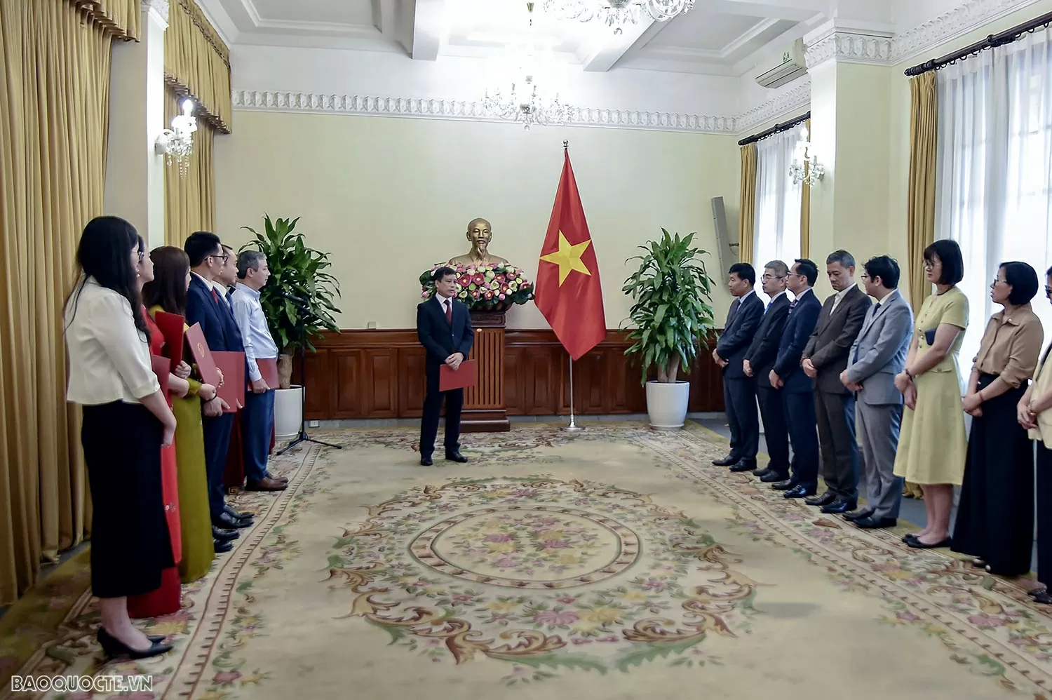 Bộ Ngoại giao trao quyết định bổ nhiệm, điều động cán bộ lãnh đạo, quản lý