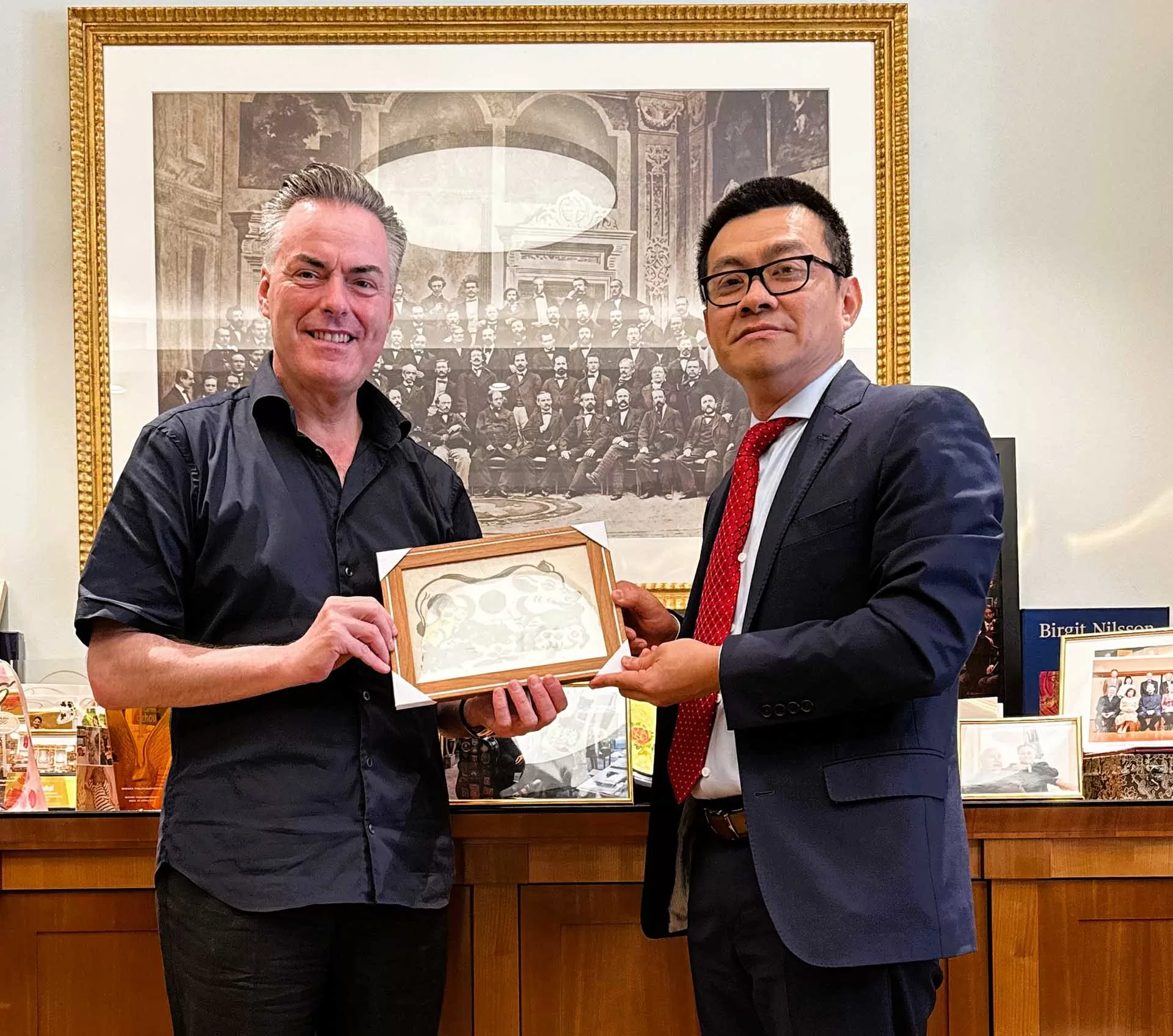 Đại sứ Vũ Lê Thái Hoàng làm việc với Chủ tịch Dàn nhạc giao hưởng Vienna Đại sứ Vũ Lê Thái Hoàng làm việc với Chủ tịch Dàn nhạc giao hưởng Vienna