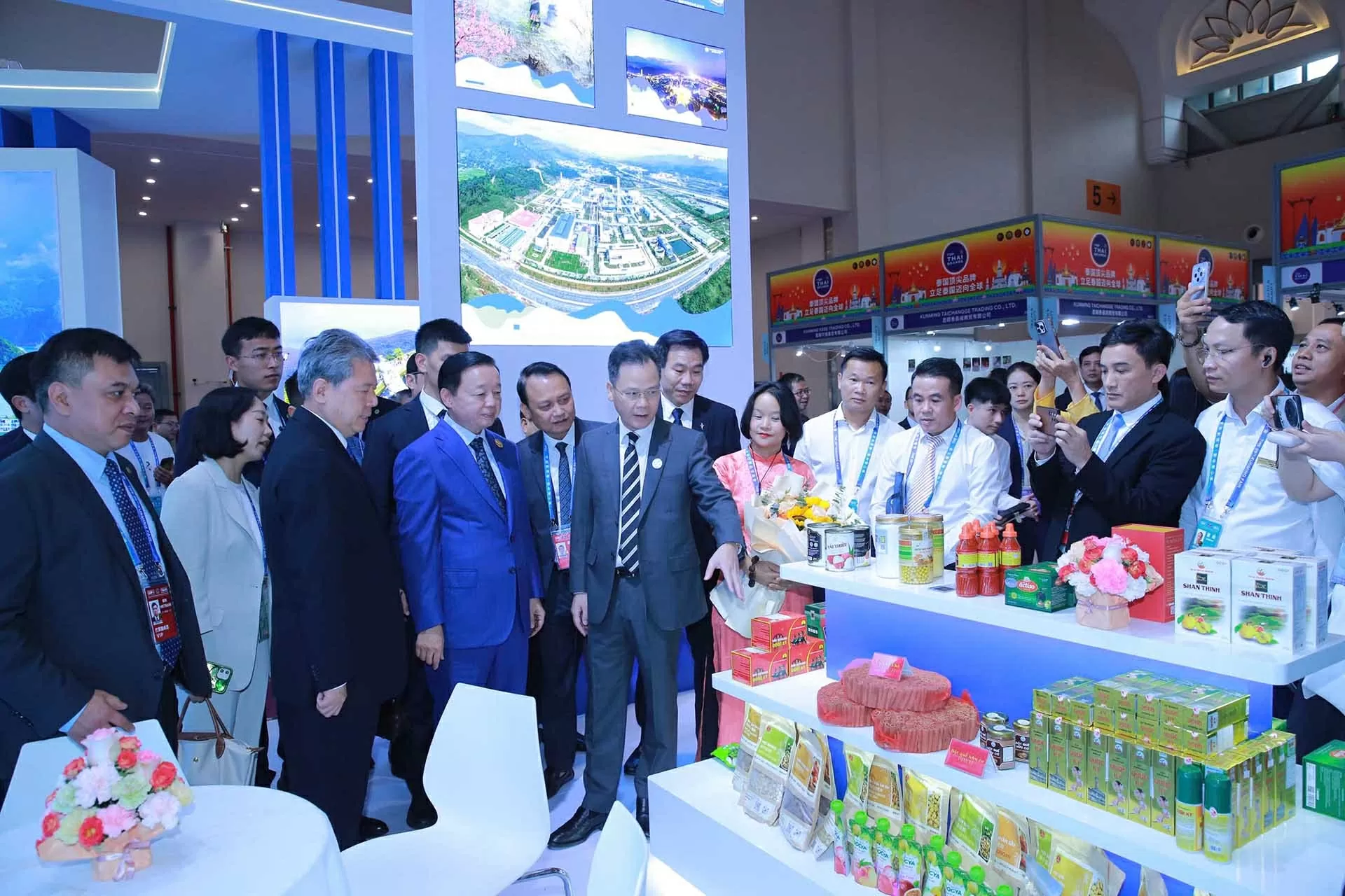 Phó Thủ tướng Trần Hồng Hà thăm các gian hàng các mặt hàng thế mạnh của Việt Nam tại hội chợ. (Nguồn: VGP)