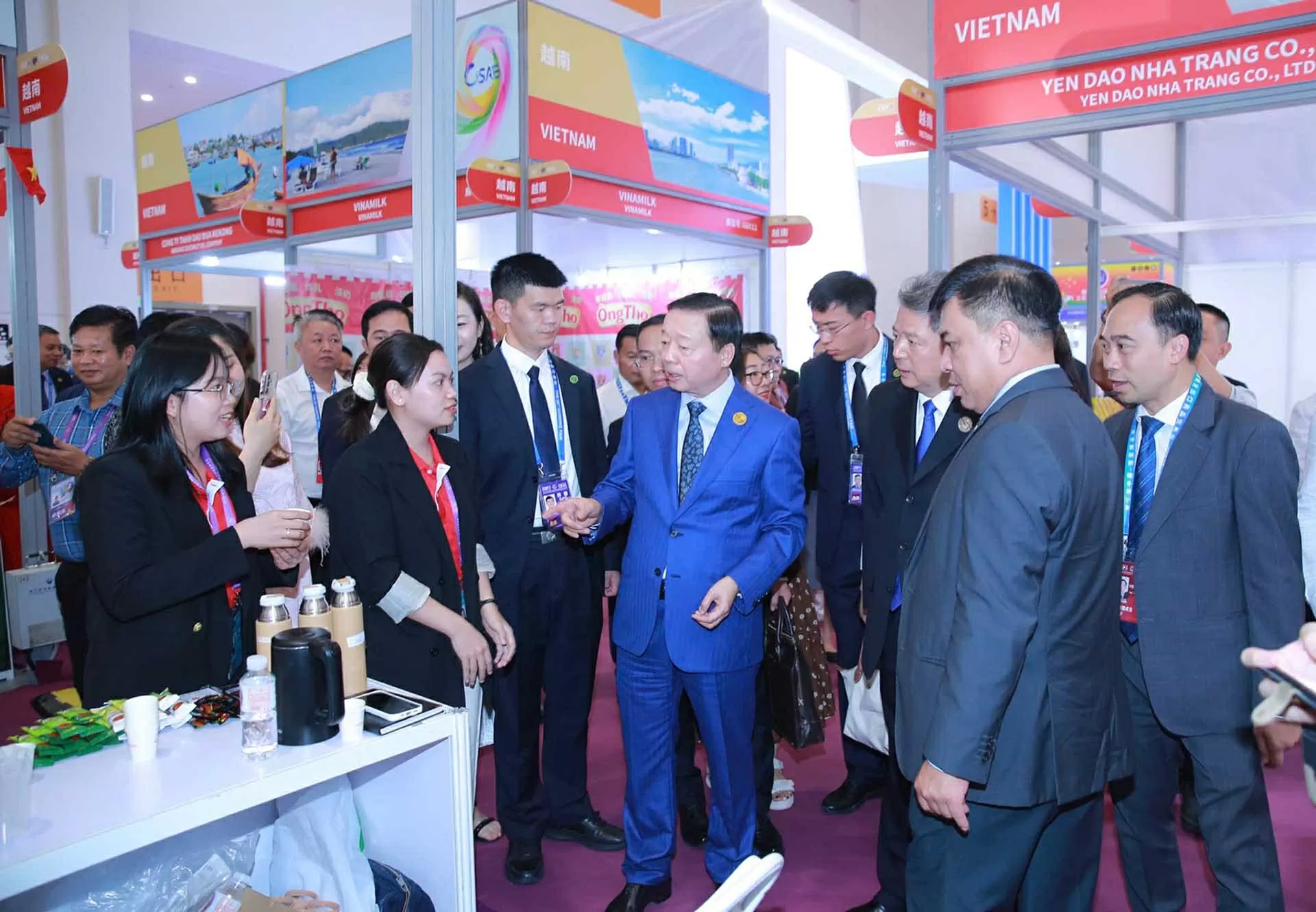 Phó Thủ tướng Trần Hồng Hà thăm các gian hàng các mặt hàng thế mạnh của Việt Nam tại hội chợ. (Nguồn: VGP) Phó Thủ tướng Trần Hồng Hà thăm các gian hàng các mặt hàng thế mạnh của Việt Nam tại hội chợ. (Nguồn: VGP)