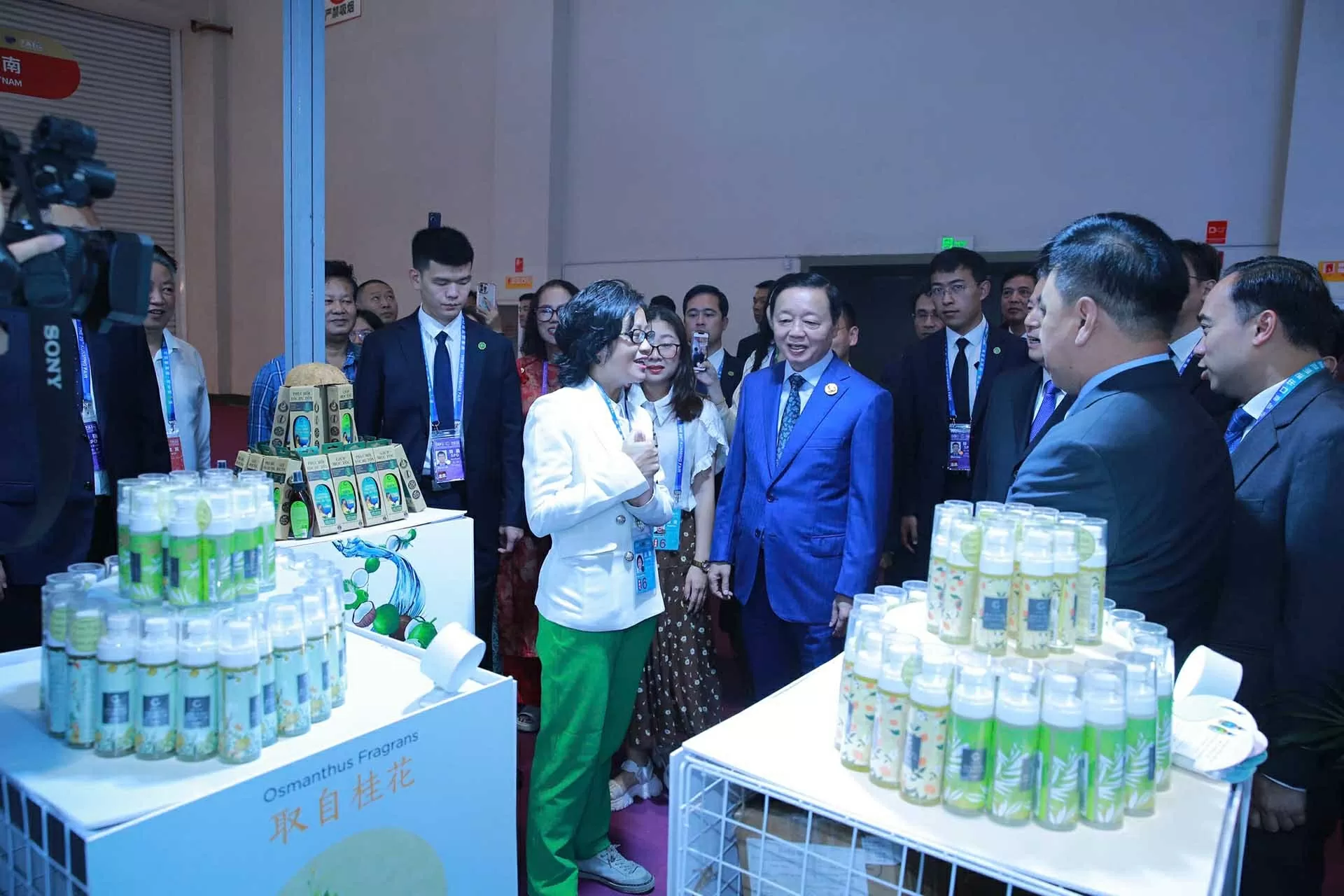 Phó Thủ tướng Trần Hồng Hà thăm các gian hàng các mặt hàng thế mạnh của Việt Nam tại hội chợ. (Nguồn: VGP)