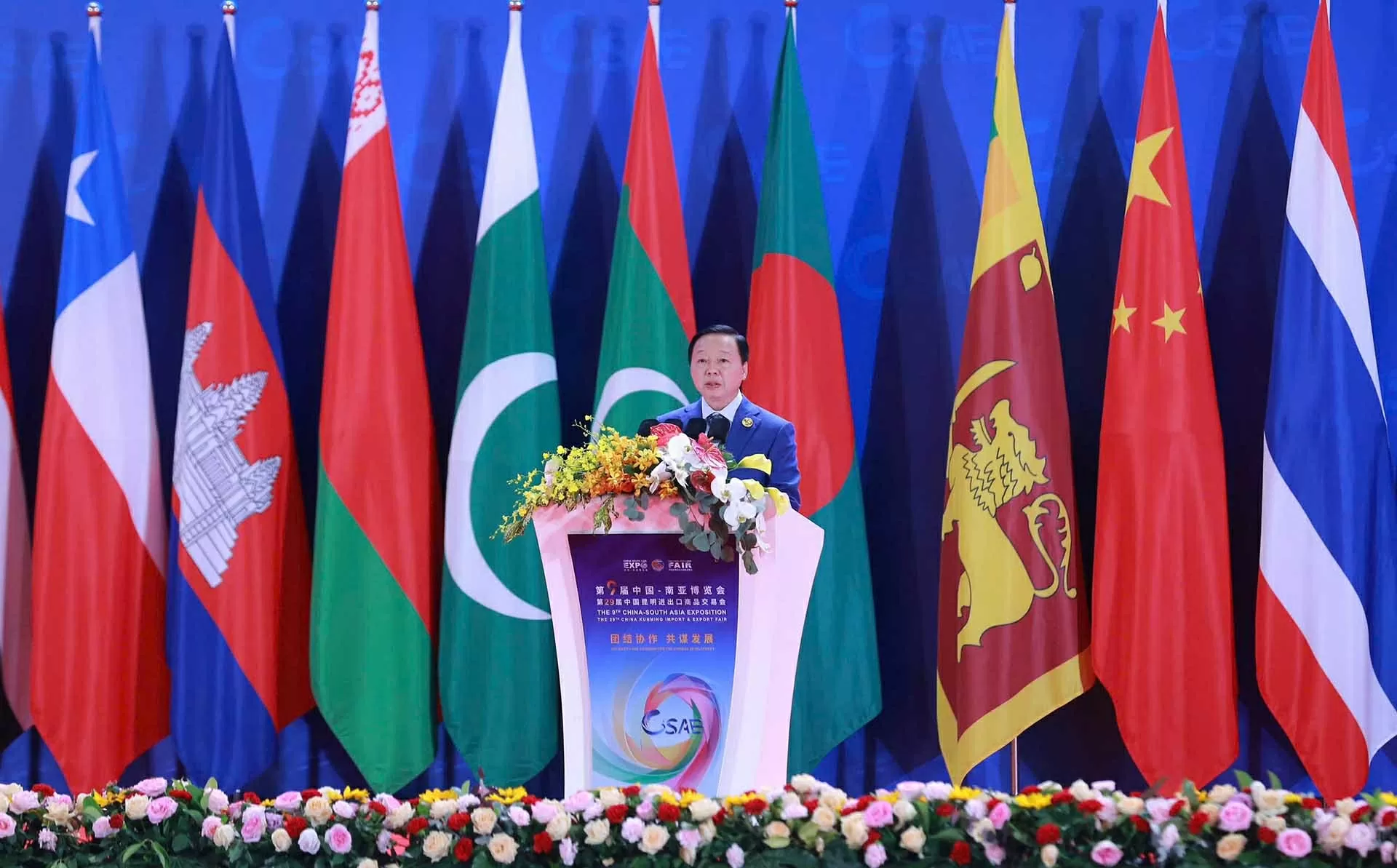 Đẩy mạnh đầu tư cơ sở hạ tầng, tăng cường kết nối logistic khu vực và toàn cầu Đẩy mạnh đầu tư cơ sở hạ tầng, tăng cường kết nối logistic khu vực và toàn cầu