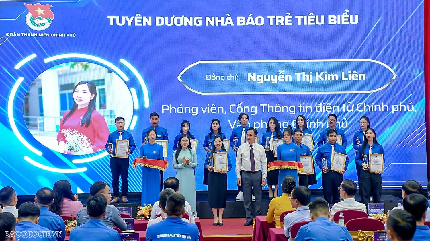 Phó Thủ tướng, Bộ trưởng Ngoại giao Bùi Thanh Sơn: Nhà báo trẻ cần giữ vững “tâm trong, trí sáng, bút sắc” Phó Thủ tướng, Bộ trưởng Ngoại giao Bùi Thanh Sơn: Nhà báo trẻ cần giữ vững 'tâm trong, trí sáng, bút sắc'