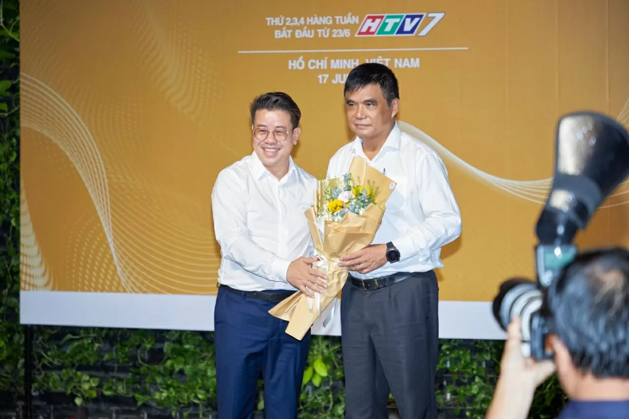 Ông Vũ Ngọc Hà -  Tổng giám đốc Hoà Bình Film tặng hoa cảm ơn ông Cao Anh Minh -Tổng Giám đốc Đài Truyền hình TP. Hồ Chí Minh. (Nguồn: BTC)