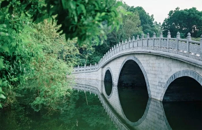 Ở Khu di tích quốc gia đặc biệt Lam kinh có Tiên Loan Kiều thì ở LAMORI có cầu thế kỷ. Ở Khu di tích quốc gia đặc biệt Lam kinh có Tiên Loan Kiều thì ở LAMORI có cầu thế kỷ.