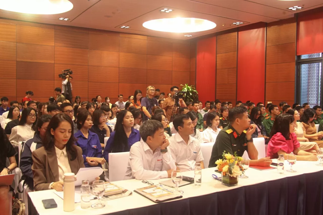 Báo chí chuyển mình để 'níu chân' độc giả Gen Z Báo chí chuyển mình để 'níu chân' độc giả Gen Z