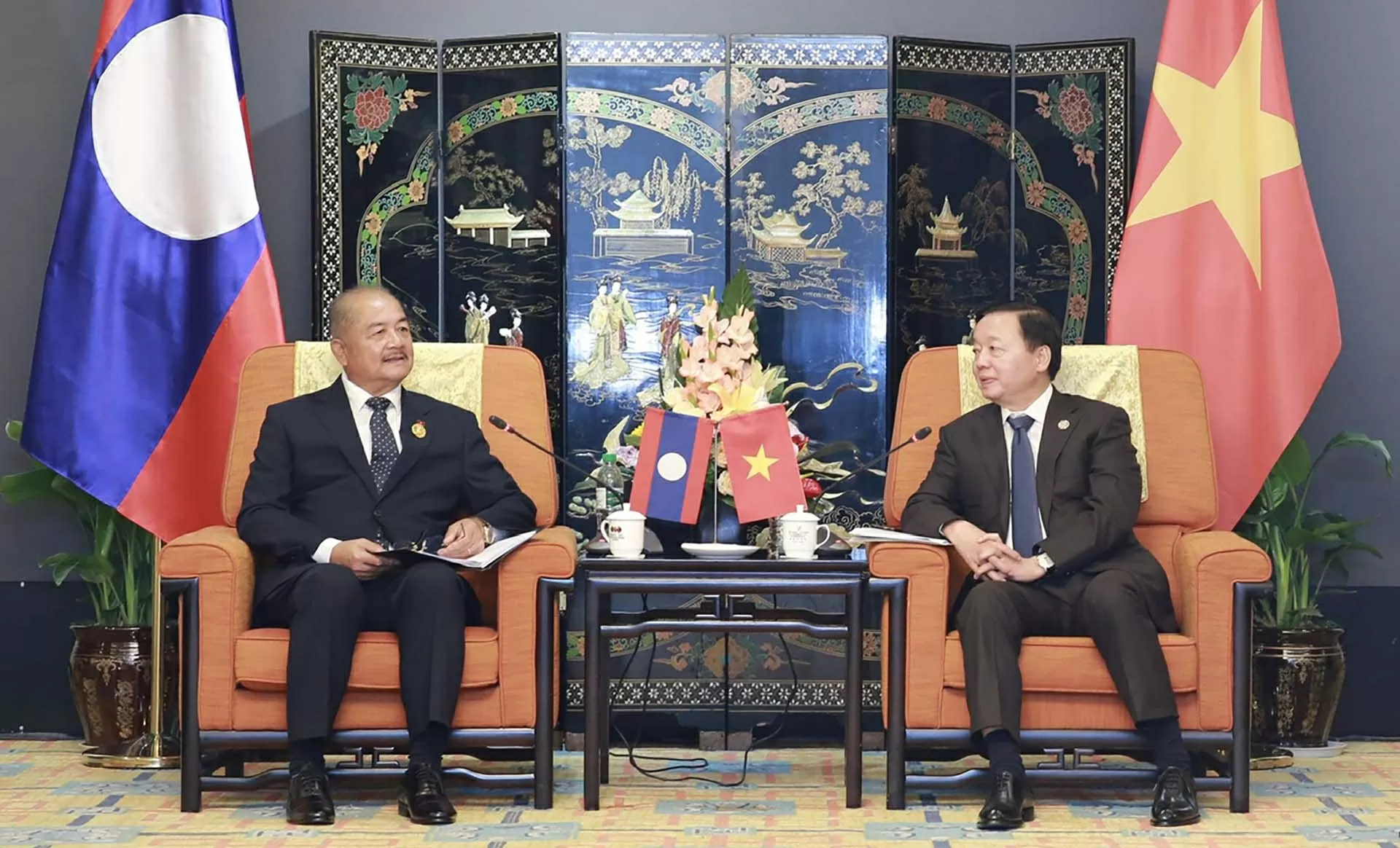 Phó Thủ tướng Trần Hồng Hà gặp Phó Thủ tướng Lào Kikeo Khaykhamphithoune