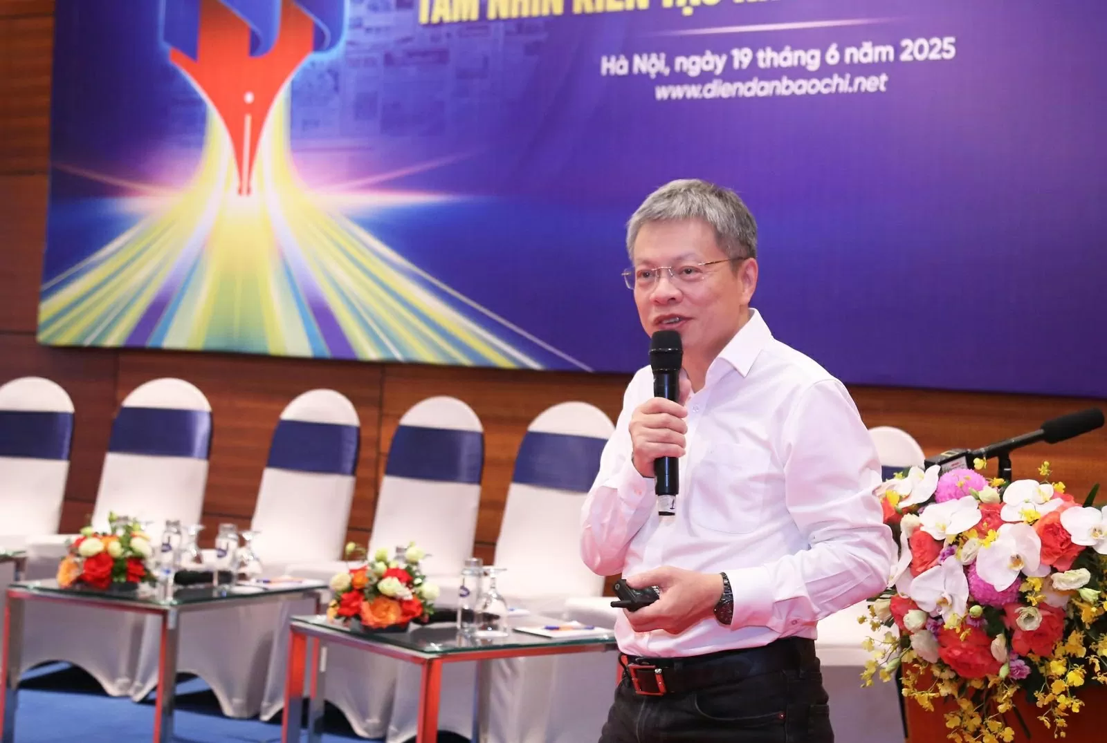 Báo chí Việt Nam trong kỷ nguyên mới: Đoàn kết đổi mới tư duy, người gác cổng và ngọn hải đăng, khả tín và chất lượng Báo chí Việt Nam trong kỷ nguyên mới: Đoàn kết đổi mới tư duy, người gác cổng và ngọn hải đăng, khả tín và chất lượng