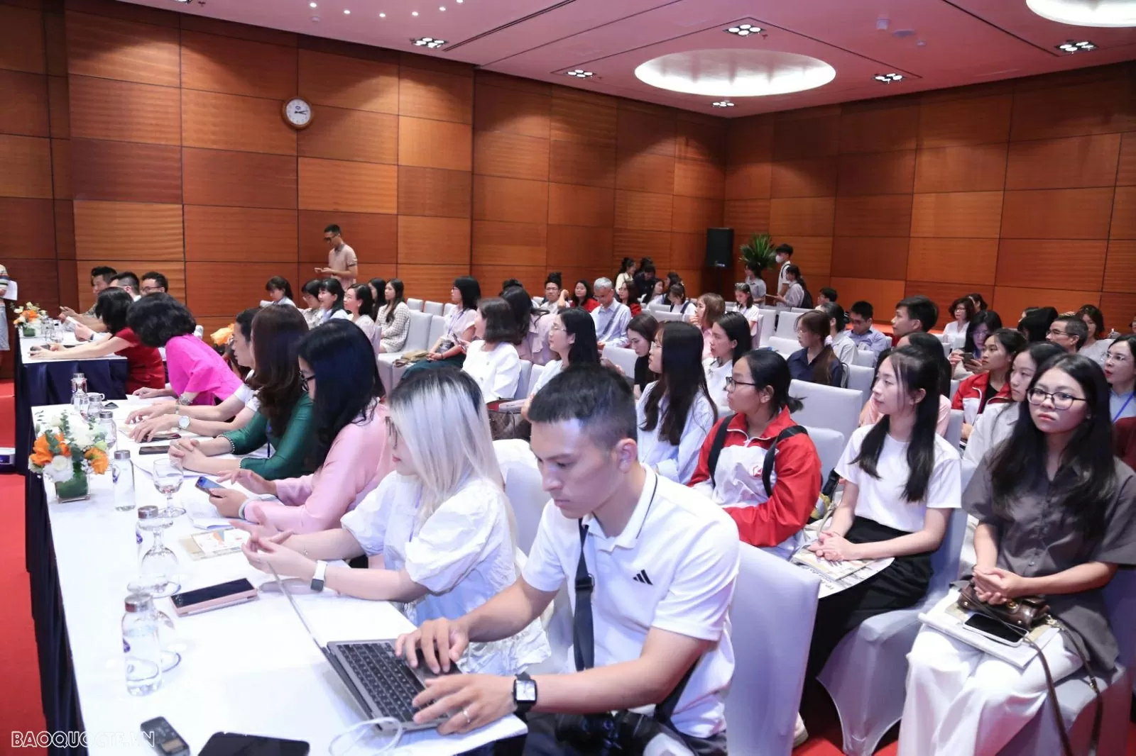 Tăng cường tiếng nói của nữ giới trong điều hành báo chí Tăng cường tiếng nói của nữ giới trong điều hành báo chí