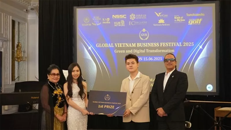 Chị Phạm Hà My ( thứ 2 trái) trao giải nhất cho đội Straw Wood (Gỗ từ rơm). Ảnh BTC Chị Phạm Hà My ( thứ 2 trái) trao giải nhất cho đội Straw Wood (Gỗ từ rơm). Ảnh BTC