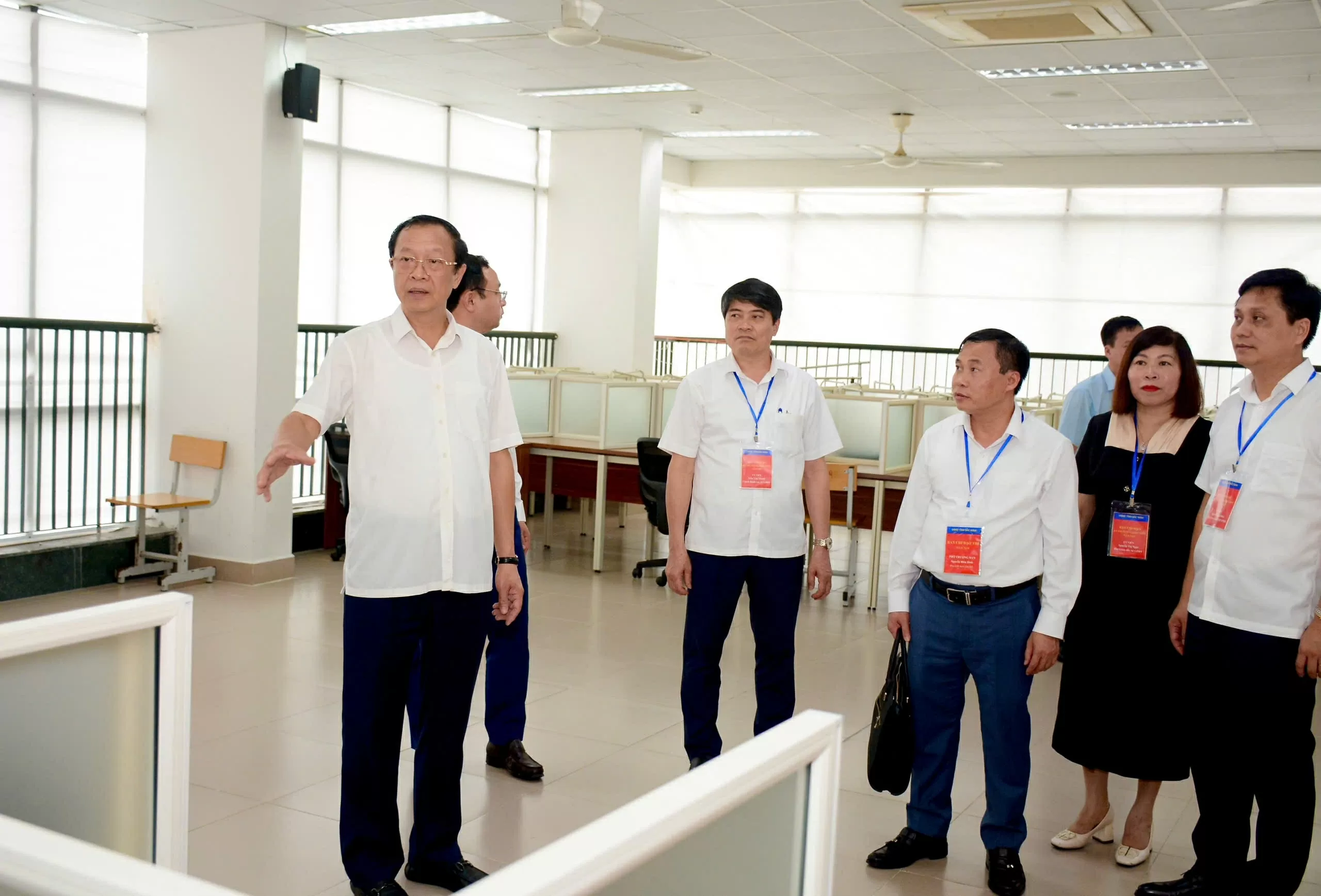 Thứ trưởng Thường trực Phạm Ngọc Thưởng kiểm tra điểm thi Trường THPT chuyên Bắc Ninh (Ảnh: Bộ GD&ĐT).