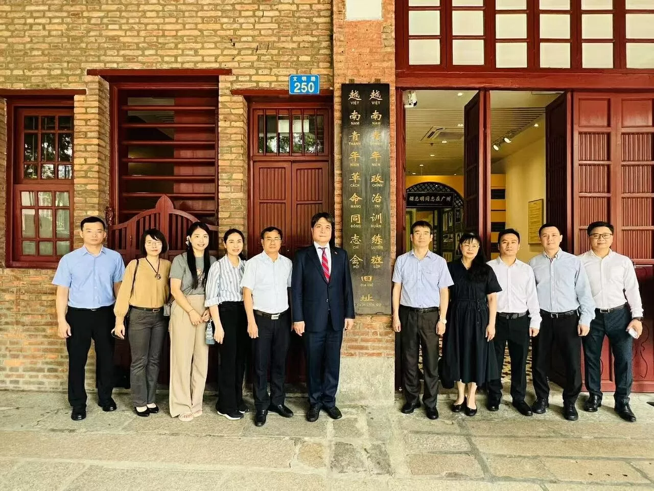 Các đại biểu chụp ảnh trước Khu di tích Hội Việt Nam Cách mạng Thanh niên.