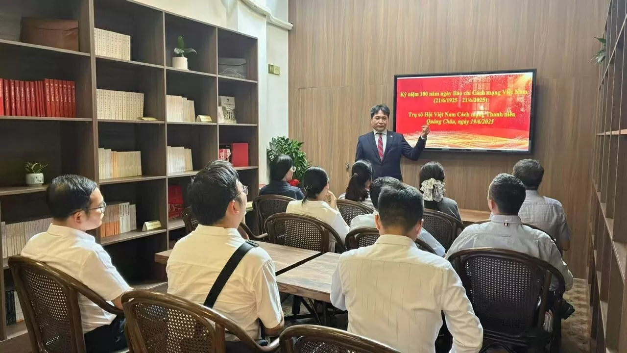 Bí thư chi bộ, Tổng Lãnh sự Nguyễn Việt Dũng  phát biểu tại Lễ kỷ niệm.