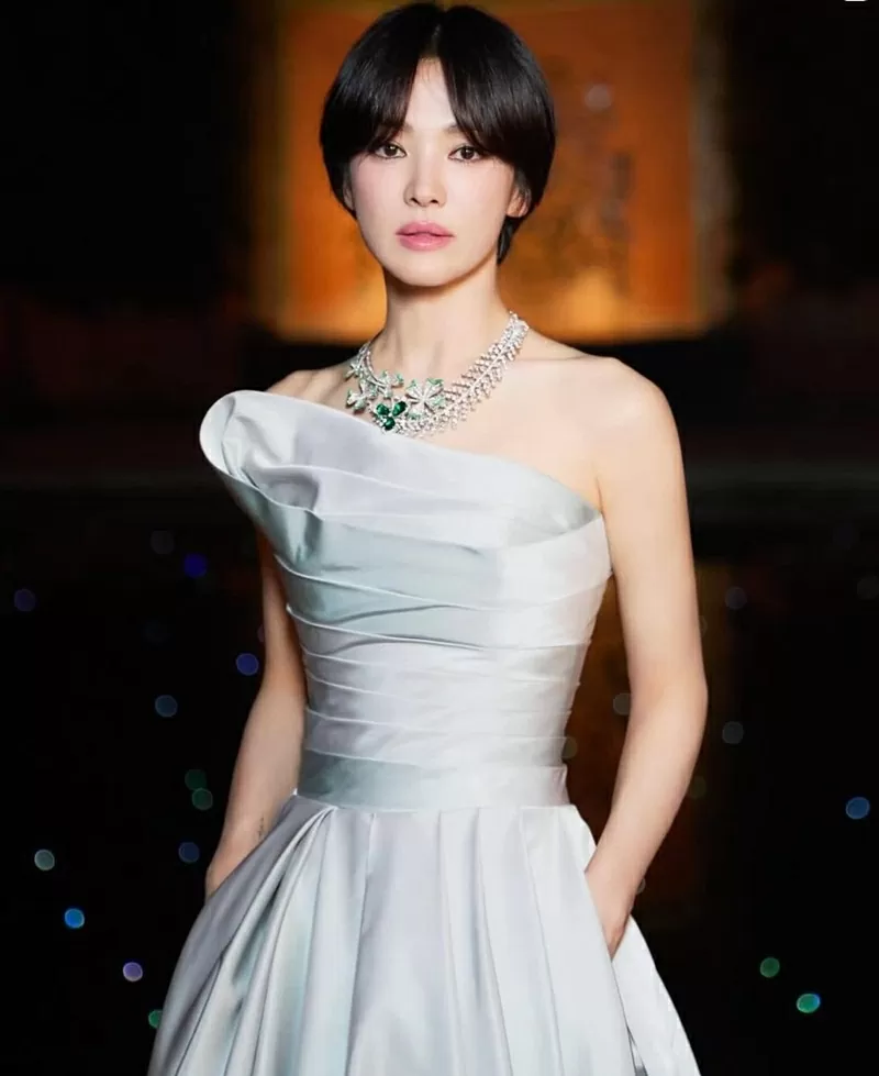 Ngày 20/6, Song Hye Kyo dự sự kiện của Chaumet, với tư cách đại sứ cho một thương hiệu trang sức xa xỉ cao cấp, diễn ra tại Tây Ban Nha. Ngày 20/6, Song Hye Kyo dự sự kiện của Chaumet, với tư cách đại sứ cho một thương hiệu trang sức xa xỉ cao cấp, diễn ra tại Tây Ban Nha.