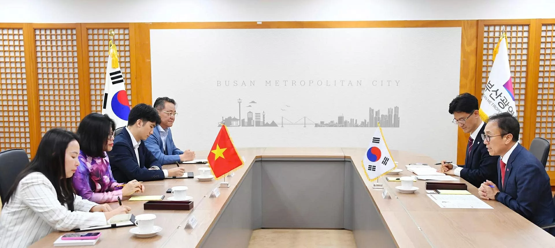 Tổng lãnh sự Đoàn Phương Lan chào Phó Thị trưởng thành phố Busan Kim Gwang Hoe