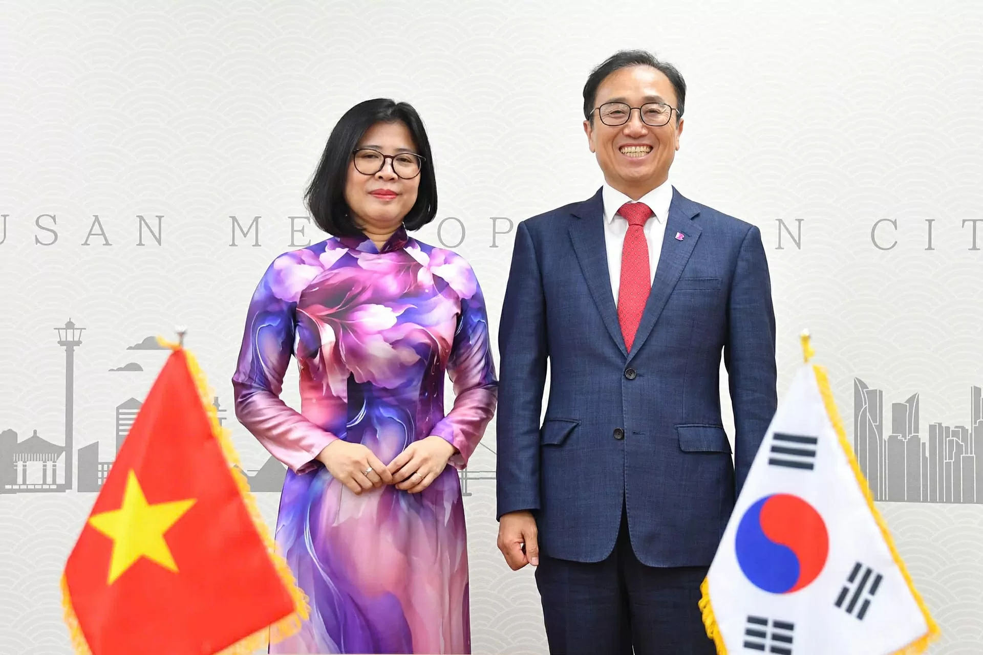 Tổng lãnh sự Đoàn Phương Lan chào Phó Thị trưởng thành phố Busan Kim Gwang Hoe