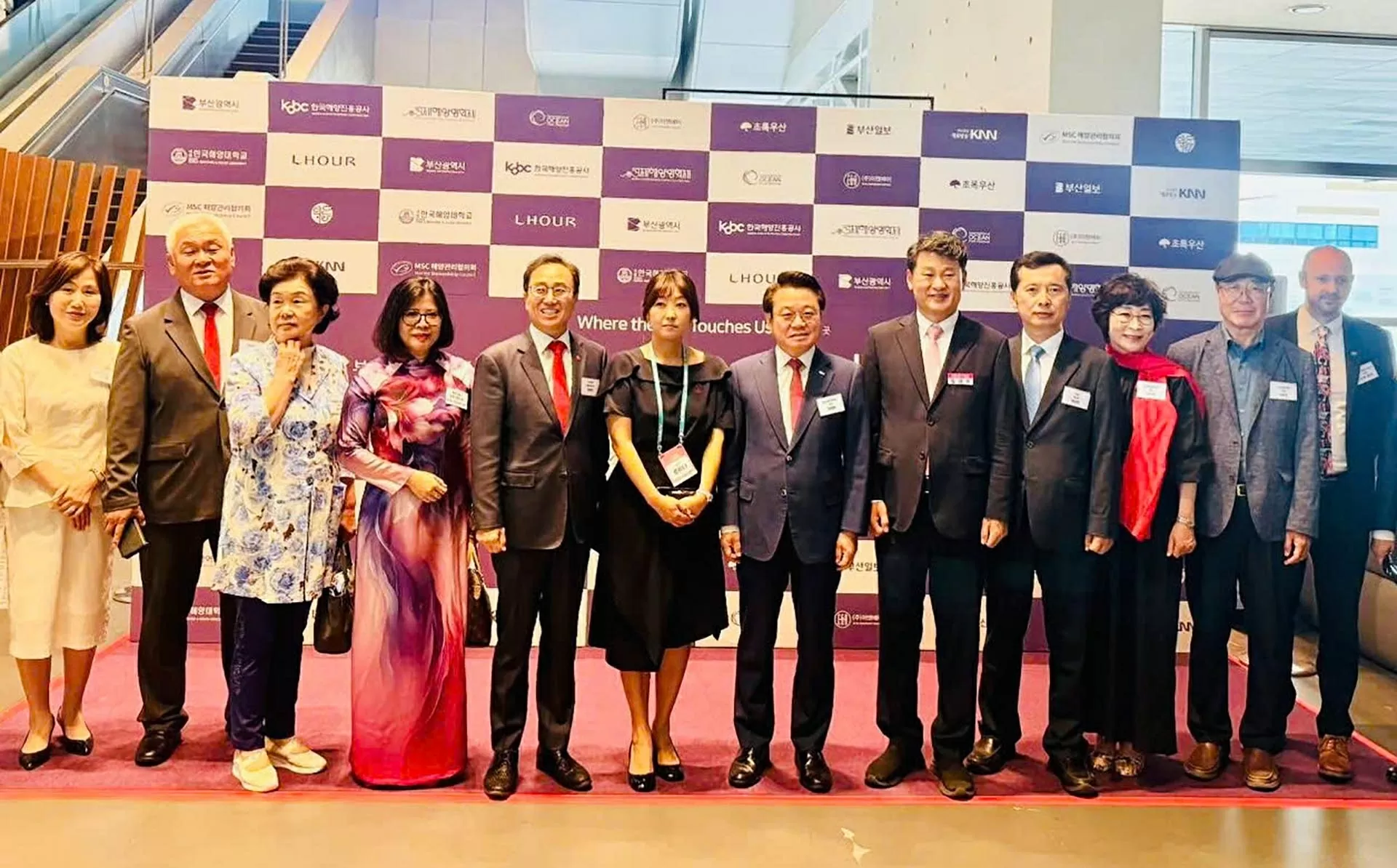 Tổng lãnh sự Đoàn Phương Lan chào Phó Thị trưởng thành phố Busan Kim Gwang Hoe