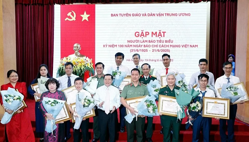Vinh danh những người làm báo tiêu biểu nhân kỷ niệm 100 năm Ngày Báo chí Cách mạng Việt Nam Vinh danh những người làm báo tiêu biểu nhân kỷ niệm 100 năm Ngày Báo chí Cách mạng Việt Nam
