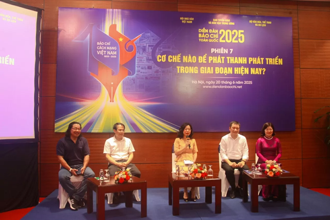 Từ trái qua phải: ông Nguyễn Công Vinh, ông Nguyễn Huy Long, bà Lưu Thị Thanh Hà, TS. Đồng Mạnh Hùng và bà Nguyễn Thị Tuyết Chinh tham gia phiên thảo luận. (Ảnh: Việt Hoàng)